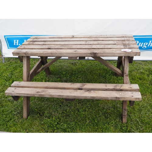 887 - Picnic bench approx. 5ft