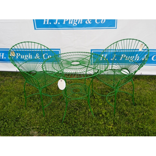 900 - Garden table and 2 tub chairs