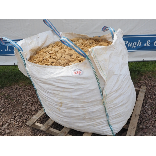 939 - Bag of Cotswold chippings