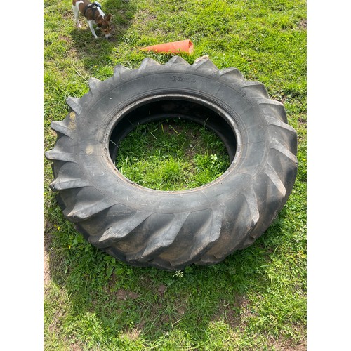 70 - Rear tractor tyre 16.9/14-28