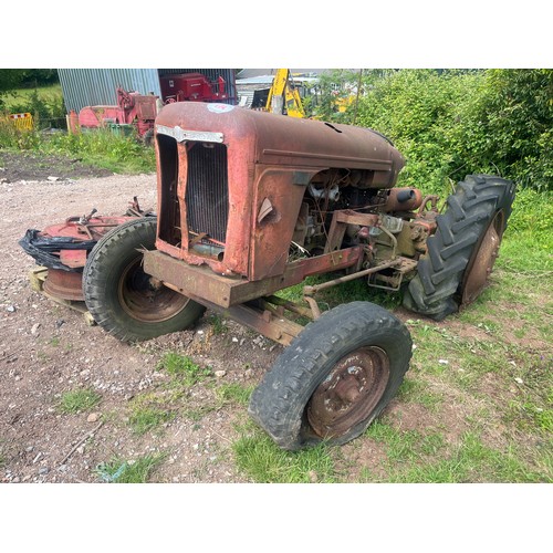 174 - David Brown 900 tractor. In need of restoration. Reg. 224 AYD. Buff logbook
