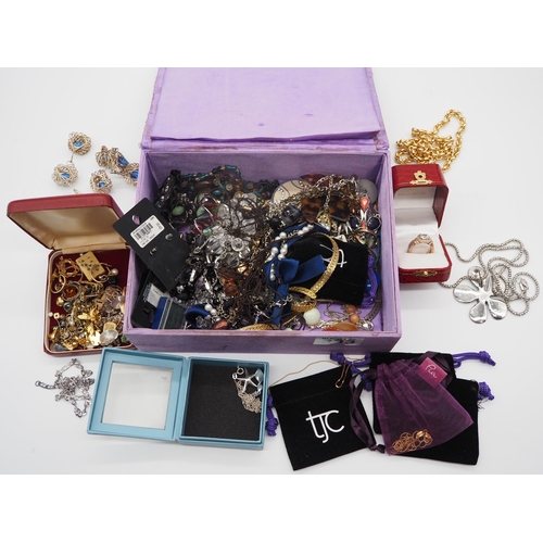 333 - Quantity of assorted costume jewellery to include necklaces, bracelets, earrings, etc.