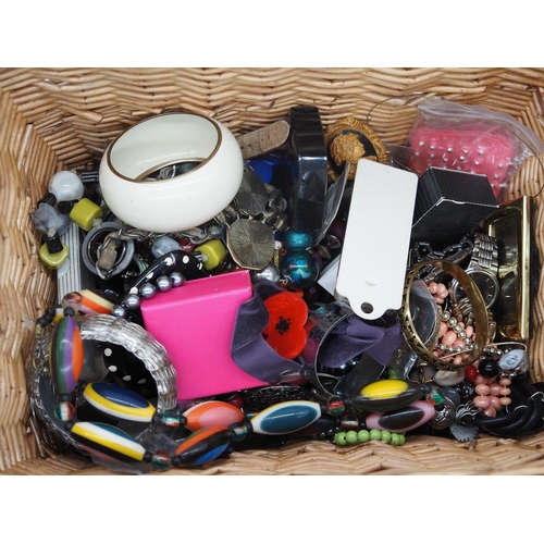 335 - Assorted costume jewellery to include necklaces, bracelets, charms, etc.