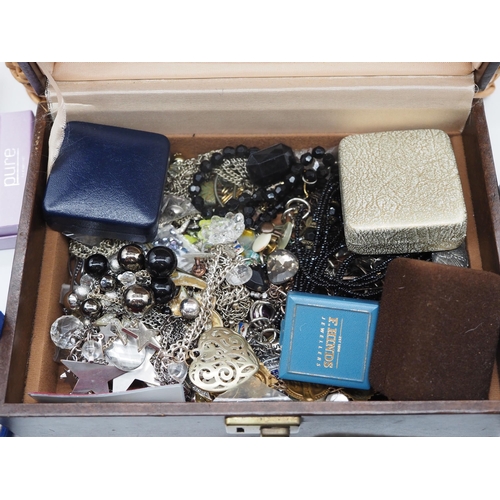 335 - Assorted costume jewellery to include necklaces, bracelets, charms, etc.