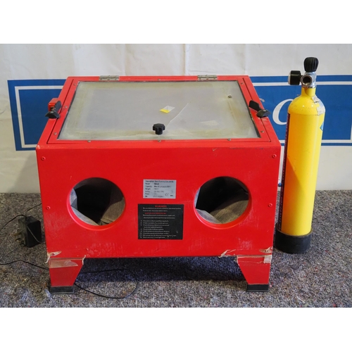 204 - Sandblasting cabinet with bottle of compressed air