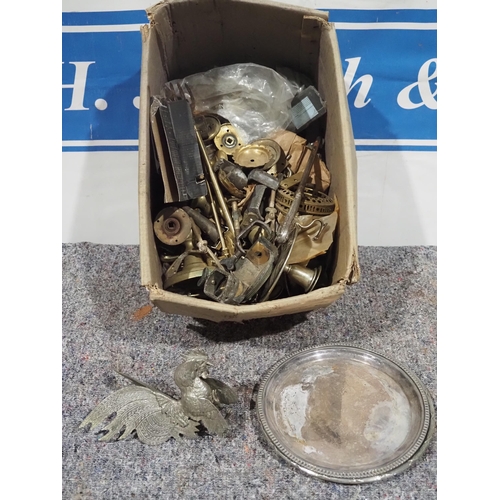 221 - Box of assorted brassware