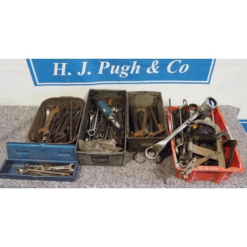 226 - Quantity of spanners, hammers and clamps