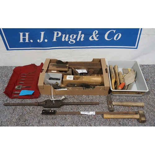 290 - Woodworking block plane parts, plough plane blades, thread cutting dye, hammer, etc.