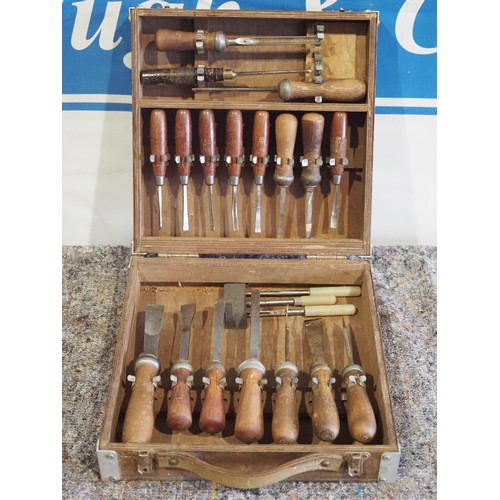 295 - Set of 18 wood carving chisels