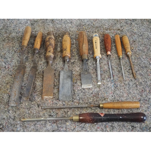 381 - Woodworking chisels and gouges - 11