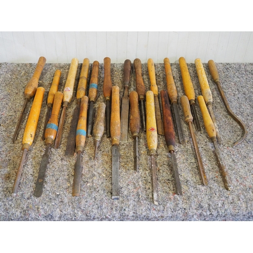 457 - Assorted woodworking chisels and gauges to include Ward - 23