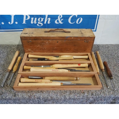 478 - Large woodworking gauges and chisels to include Robert Sorby in wooden box