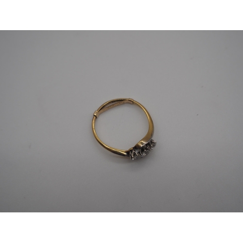 346 - Believed 18ct gold 3 Stone diamond ring. Centre stone is approx. 25 points