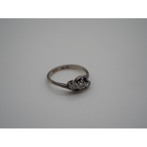 346A - 18ct White gold and platinum 3 stone diamond ring. Centre stone is approx. 20 points