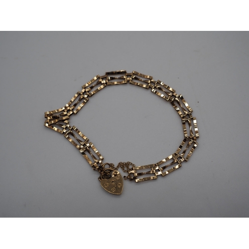 348B - 9ct Gold gate bracelet. 3.8g