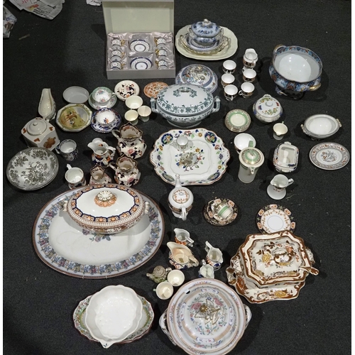 562 - Quantity of assorted chinaware to include Crown Devon, Mona Salisbury, etc.