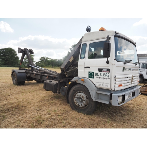 349 - Renault Manager hook body lorry with Hi-ab. Runs and drives, showing 222668km, 17 ton gross. MOT unt... 