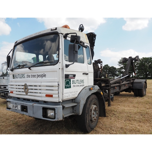 349 - Renault Manager hook body lorry with Hi-ab. Runs and drives, showing 222668km, 17 ton gross. MOT unt... 