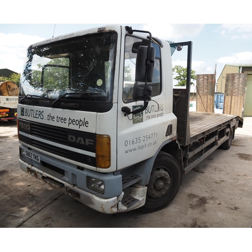 352 - Leyland DAF 75LF beaver tail lorry. 1998. Runs and drives, showing 825667 km. Has an electrical faul... 