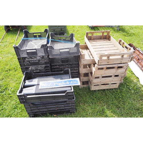 75 - Wooden trays, plastic trays, pots, etc.