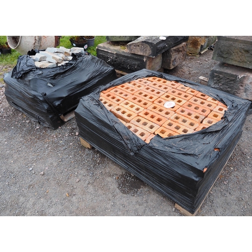 439 - Quantity of red bricks and flagstone offcuts