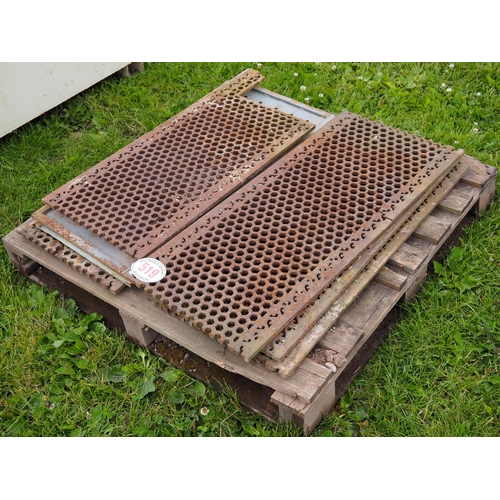 519 - Cast iron grating