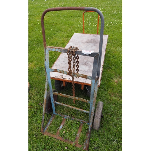 539 - 4 Wheel trolley and bottle trolley