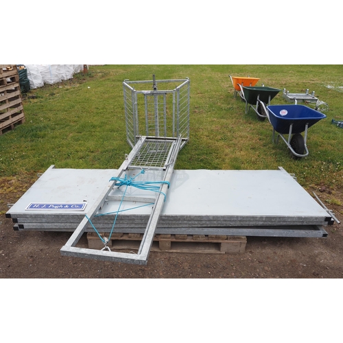 1353 - Sheep race, sheeted hurdles 8ft - 4 + drafting gate and guillotine gate