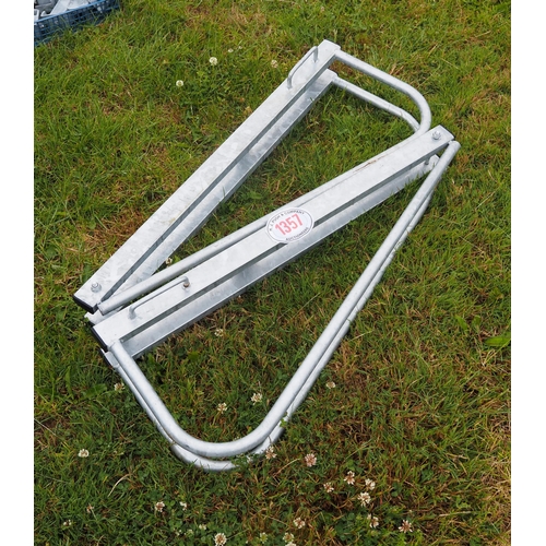 1357 - B16 gate frames