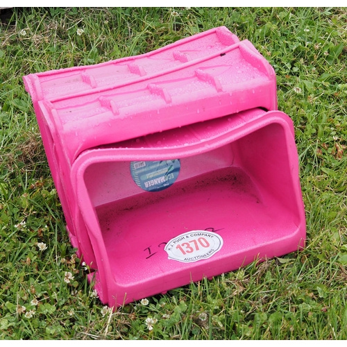 1370 - Pink hook on 16 litre feeders - 4