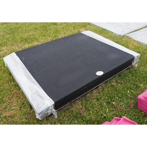 1371 - Stable mats 8ft x 4ft - 10