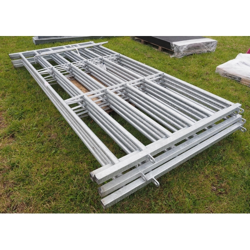 1372 - Galvanised cattle hurdles 10ft - 4