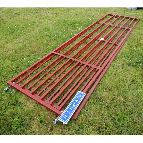 1393 - Red gates 13ft - 2