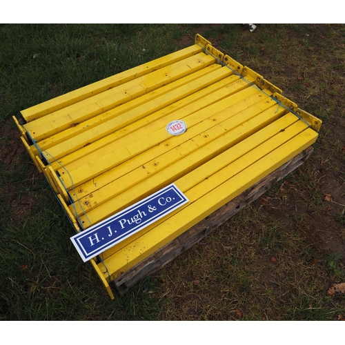 1432 - Yellow posts 1.2m - 14