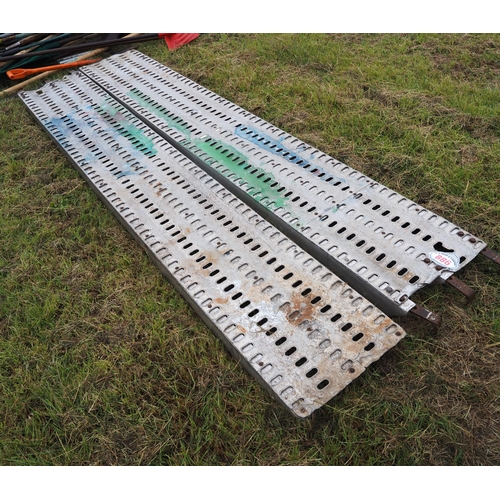 886 - Pair of 10ft loading ramps