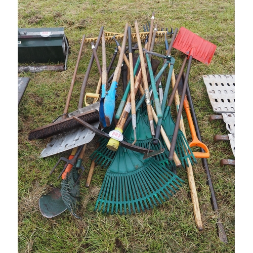 887 - Assorted garden/hand tools