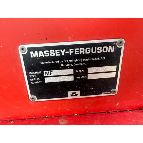 1718 - Massey Ferguson 40RS combine harvester. Drove to sale field. Comes with 20ft Powerflow header and tr... 