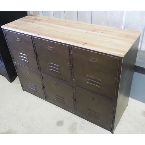 3019 - Metal and wooden cabinet 33