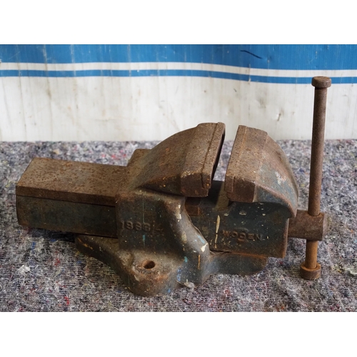 3047 - Woden 1868-4 bench vice