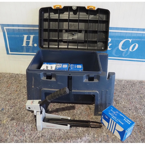 3068 - Carton stapler with approx 25,000 staples