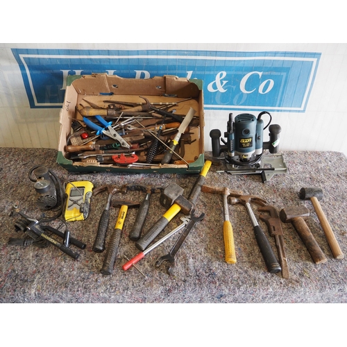 3076 - Powercraft router and assorted hand tools