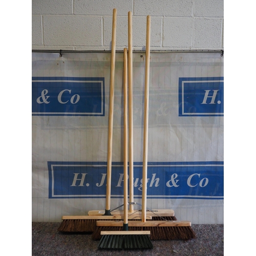 3132 - Assorted brooms - 4