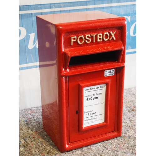 3155 - Red post box with keys 17