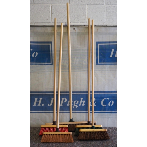 3168 - Assorted brooms - 5