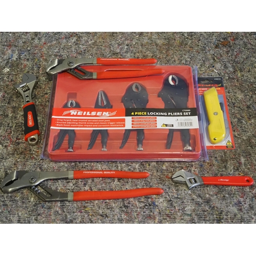 3206 - Assorted tools