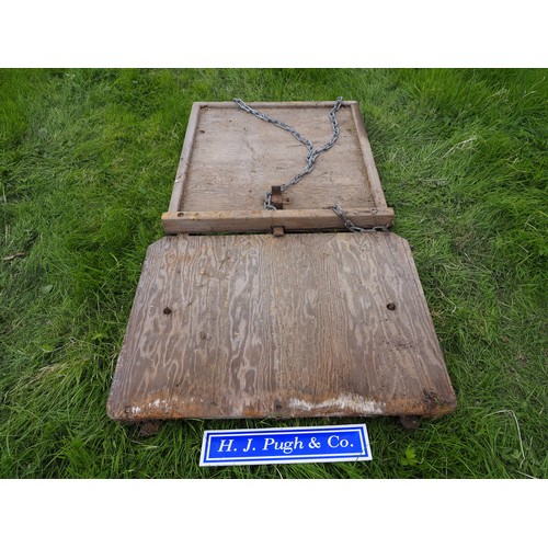 313 - Wooden bale sledge