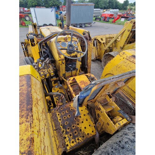 1778 - Massey Ferguson loader tractor with 4 in 1 bucket and rear weight. Runs and drives