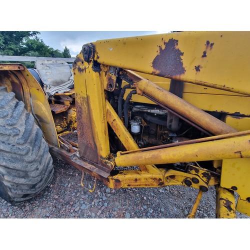 1778 - Massey Ferguson loader tractor with 4 in 1 bucket and rear weight. Runs and drives