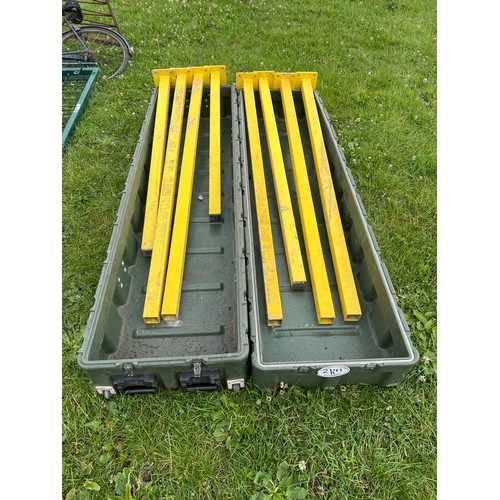 2141A - Plastic storage case and metal posts