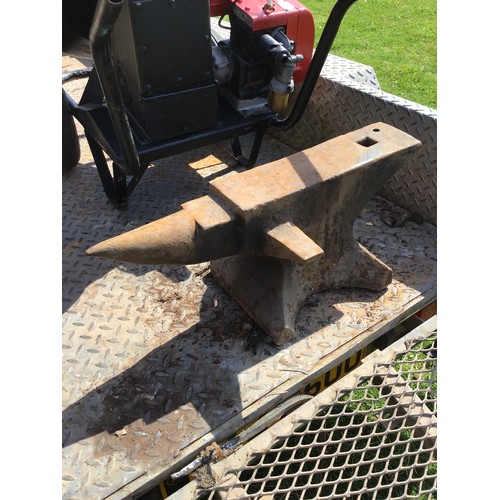 128 - Large anvil